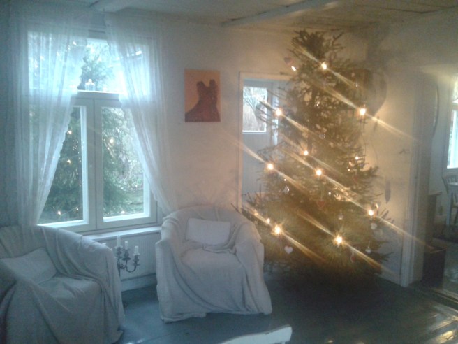 En gran ute och en gran inne.