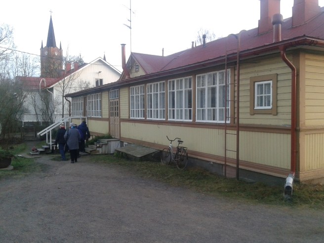 Från gårdssidan ser Helgas ut så här. Klart att stämningen hade varit lite mer julig om vi hade haft snö.