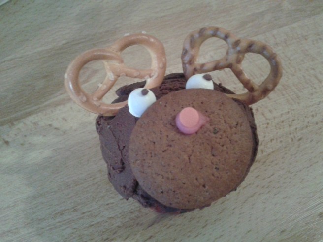 Jag köpte med mig hem en chokladmuffins med apelsinsmak. Renens nos är en pepparkaka, ögonen av godis och hornen salta kex.