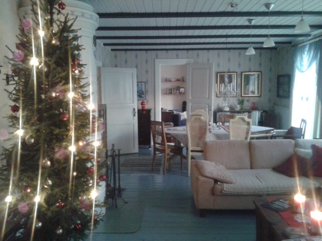 Vardagsrummet i julhemmet Helgas.