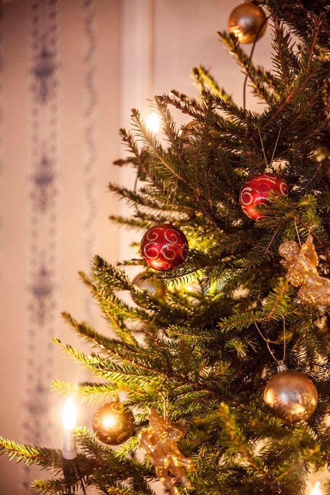 En doftande gran med vackra bollar i rött och guld. Foto: Mariella Raevuori