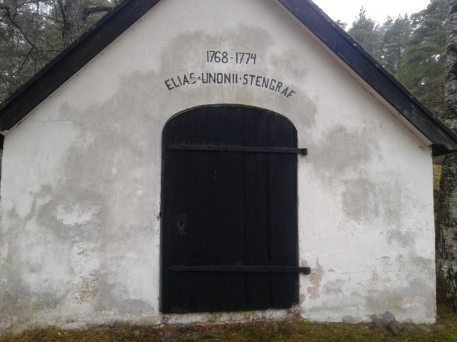 På gamla kyrkogården finns mycket vackert, bland annat den här byggnaden.