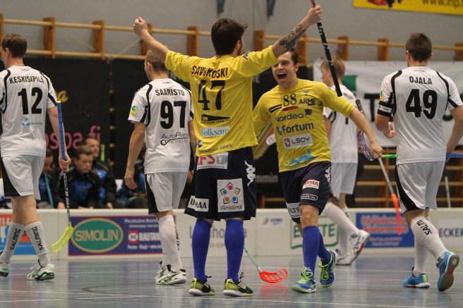 Tuomas Savukoski har gjort mål och Sami Aalto kommer för att gratulera.