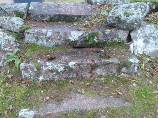 Trappor vid gamla kyrkogårdens mur.