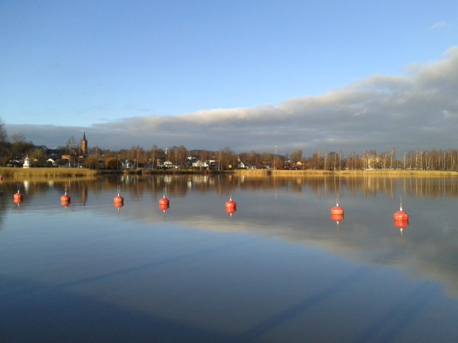 Spegelblank låg Lovisaviken. De mörka molnen drog bort och vi fick en soligare dag än vi haft på länge.