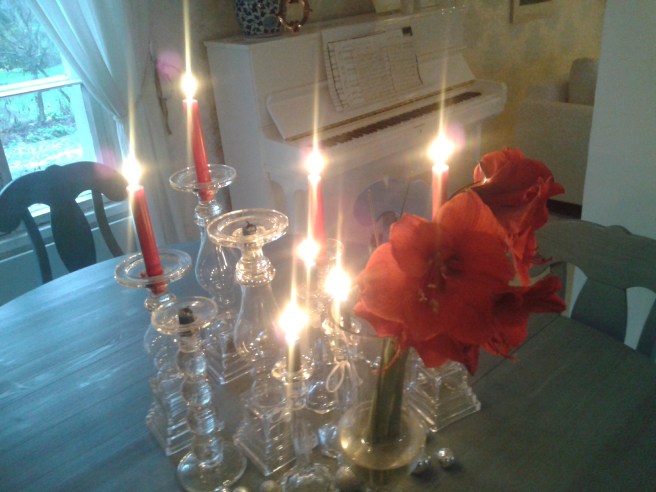 Levande ljus, amaryllis och ett vackert piano.