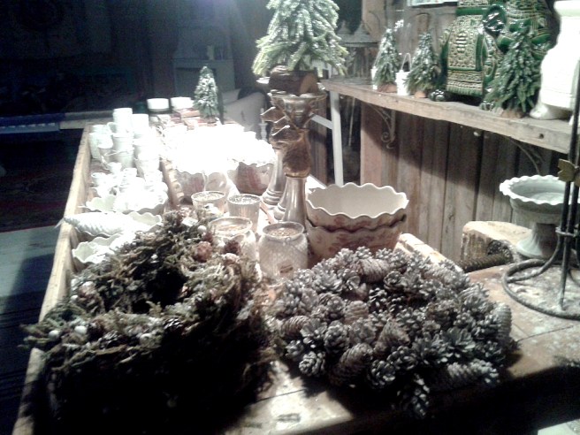 Kransar, ljus och andra dekorationer som gör julen fin på ett gammaldags sätt.