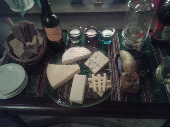 Glömde fotografera de fina maträtter Bengt och Ingemaj serverade oss i Grindtorp. Men lyckligtvis kom jag ihåg att föreviga fredagskvällens ostbricka som avnjöts samtidigt som vi fällde några tårar framför programmet "Svenska hjältar".