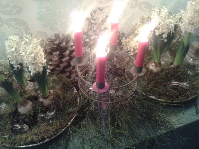 Familjen har lagt ner stor möda på att skapa stämning med blomsterarrangemang och levande ljus.