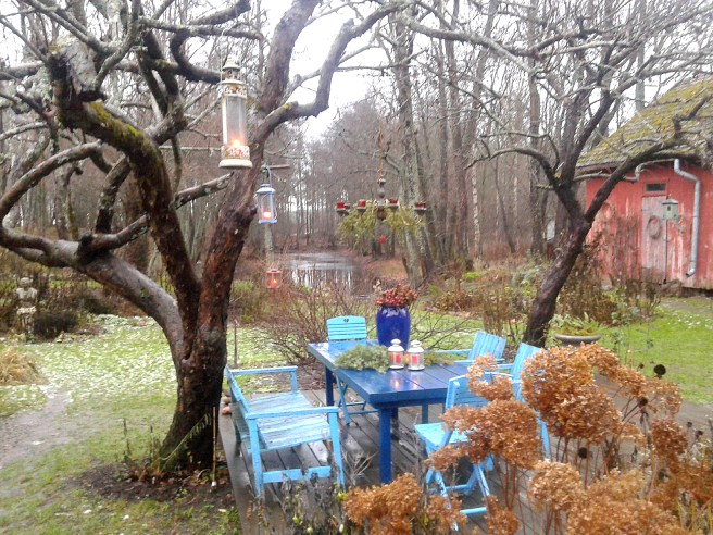 Det är alltid vackert dekorerat också ute på gården vid Konungsdammen.