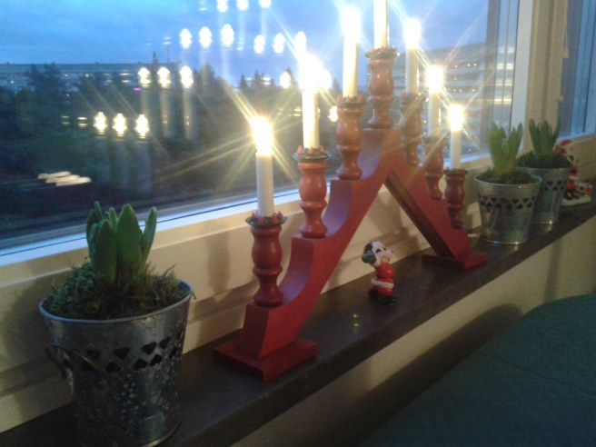 Kvällsstämning vid köksbordet.