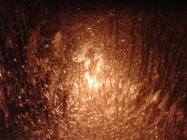 Bilden tagen utan belysning inne i bilen.