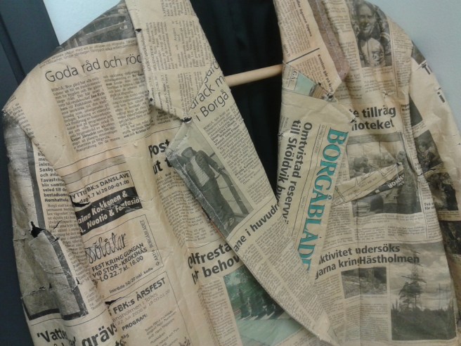 Fin jacka av gamla tidningsurklipp borde väl platsa på en tidningsfest?