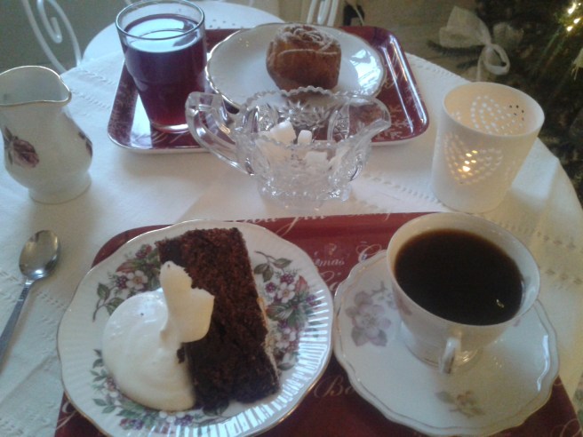 I förgrunden en kaka med smak av dadel, apelsin och choklad.