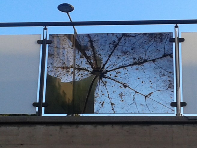 Utanför en av ingångarna. Konstverk på glas på räcket vid gatan ovanför gångtunneln. Trodde först att glaset var trasigt men såg sedan att det var ett konstverk.