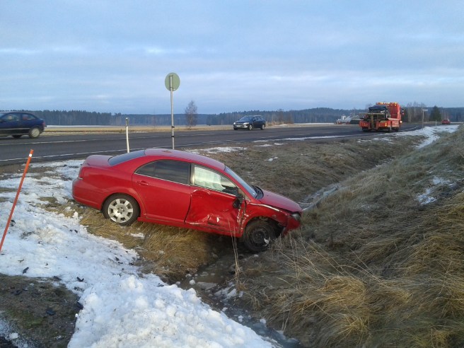 Bilarna håller på att bärgas bort. Lyckligtvis inga skadade den här gången.