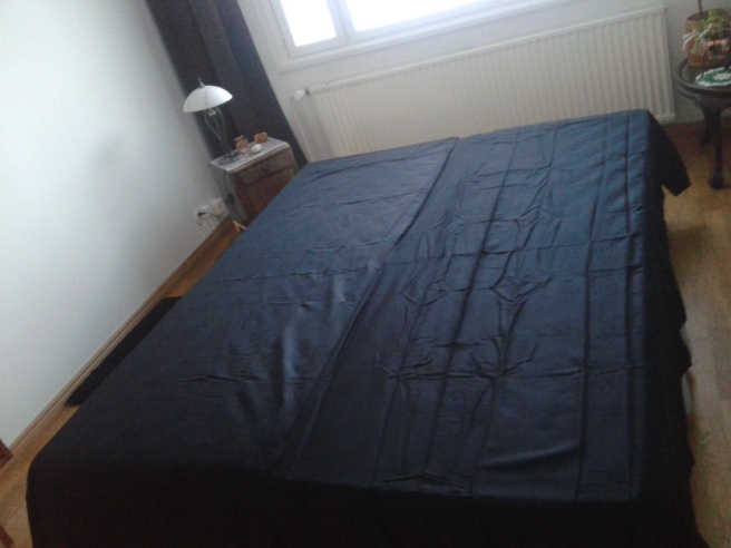 Sängen bäddad med nya svarta satinlakan.