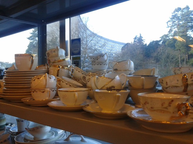 Tyckte själv jag var lite konstnärlig när jag fotograferade en av loppishyllorna så att man i bakgrunden ser huset jag bodde i.