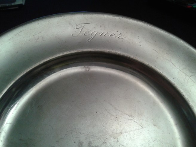 Googlade med stämpelns hjälp det här fatet och kom fram till att mitt fynd för 40 kronor borde vara ett silverfat med ursprung i Österrike. Gillade mest inskriptionen Tegnér som visar att fatet verkar ha tillhört någon med det namnet och således har en historia.