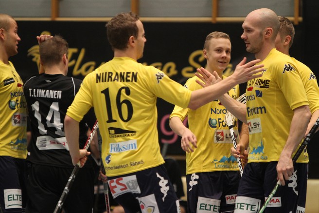 Joni Niiranen, Conny Lindblom och Jonas Hällfors - som gjorde fyra mål i matchen - jublar. Foto: Benny Liljendahl