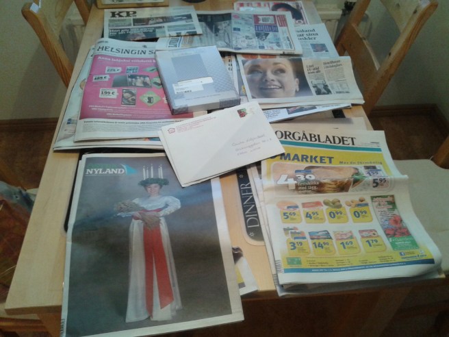 En massa tidningar väntar på att bli lästa... tror jag skummar genom de flesta, förutom de riktigt lokala då :-)