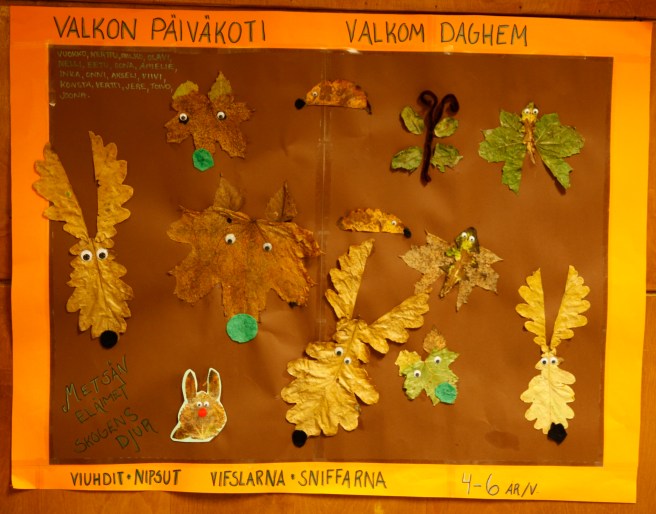 Naturen har inspirerat dagisbarnen. Löv har förvandlats till glada älgar!