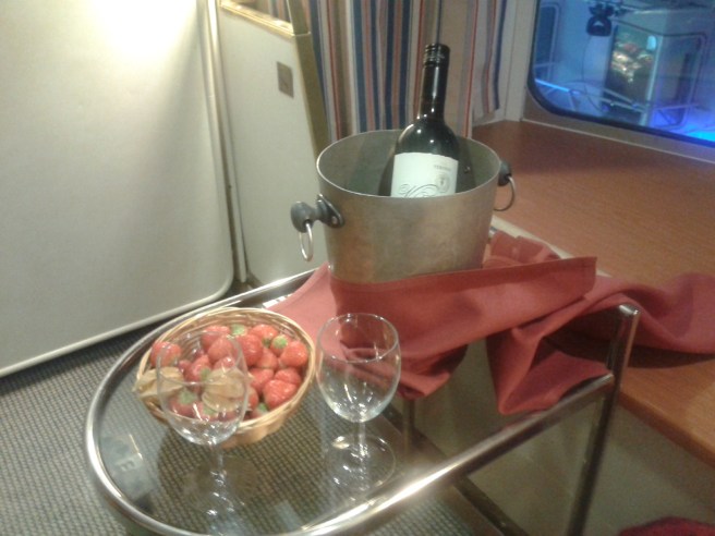 Älskar överraskningar och köpte en flaska vin med jordgubbar till hytten.