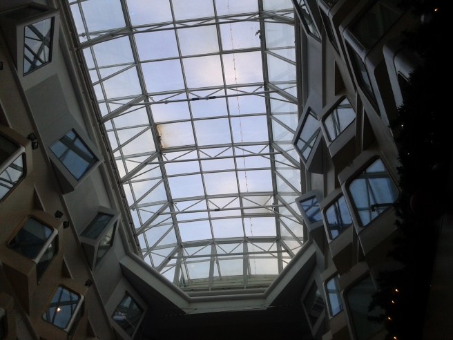 Och ramlade man rak lång på Promenadestråket såg man det här, förutsatt att man inte hade näsan mot golvet.