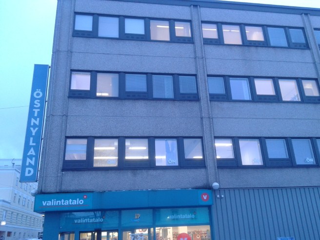 Här ligger vår redaktion i Borgå. Nya tidningen föddes 13 januari så det var raskt marscherat med tejpningen, så som det ska vara. Tidigare fanns namnet Borgåbladet på skylten och Bbl i fönstren.