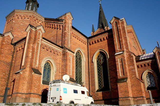 Yleisradios bil utanför söndagskyrkan.