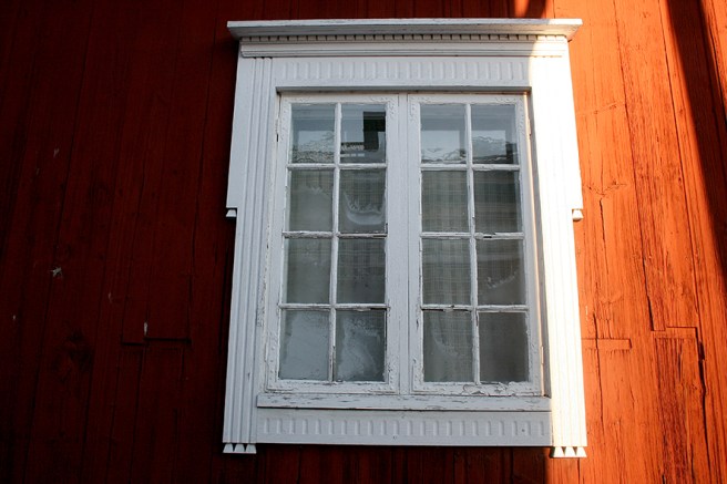 Ett fönster i ett gammalt hus på Smedsgränd.