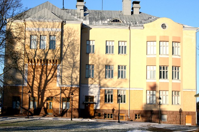 Visst är skolan vacker i januarisolens sken. Bilden tagen på trettondagen.