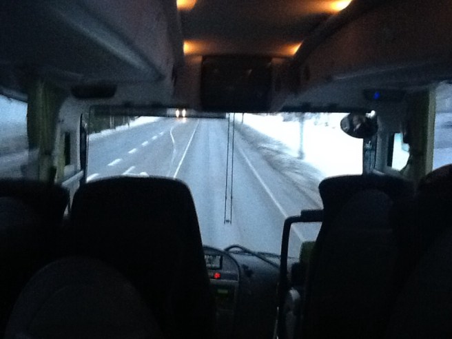 Nu har vi åkt cirka en timme. Via Orimattila mot Lahtis och nåt sånt...