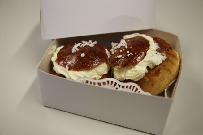 Kunde inte motstå frestelsen då vi var på jobb i Lappträsk i dag. Köpte säsongens första fastlagsbullar, en till vår prao och en till mig själv.