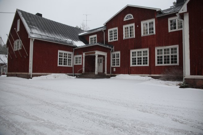 Vacker byggnad inte sant, den gamla Kuggom folkhögskolan som nu blir ett traditionscentrum.