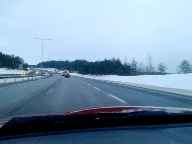 Jo, jag vet att man inte får fotografera då man kör bil...