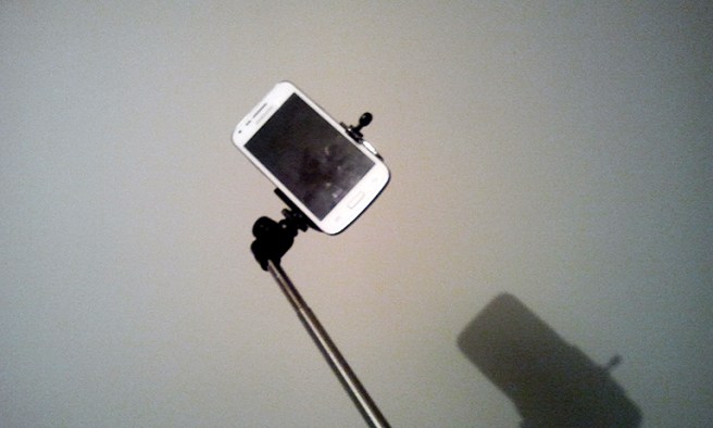 En mycket uppskattad julklapp. Selfiepinnen som är ett stativ i form av en armförlängning som kan användas för att ta självporträtt. 