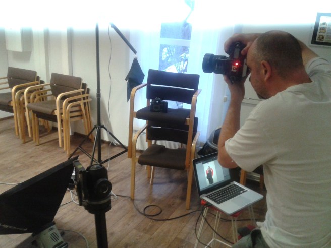 Tillfällig studio uppriggade i tidningshusets kök.