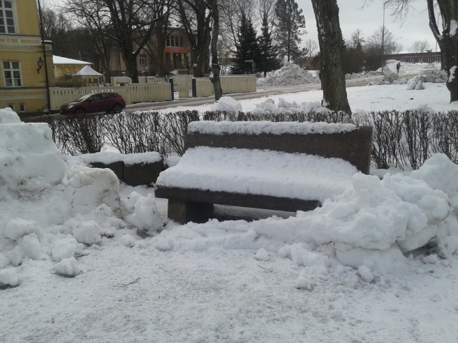 Drömma kan man ju alltid, om att få sitta här med en man som håller armen runt mina axlar.