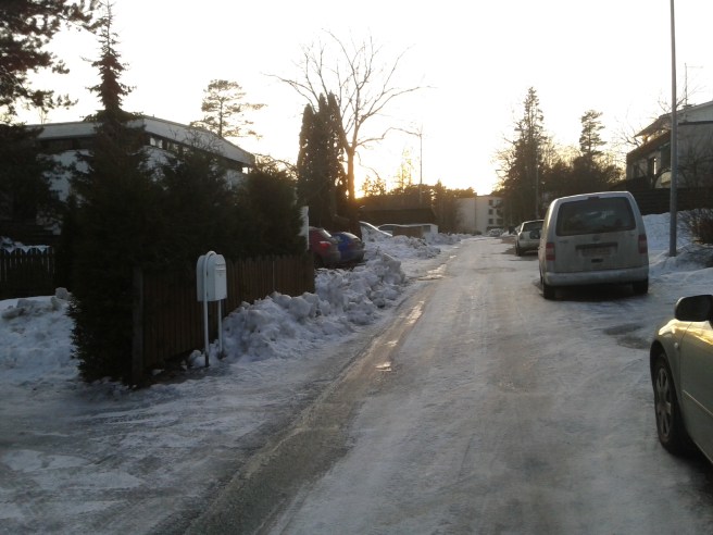 Har parkerat bilen och är på väg till M men det är inte hans hus som syns på bilden.