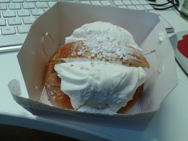 Promenaden från cafeterian till redaktionen gav bullen några törnar där den skumpade i väskan, men smaken förändrades ju inte :-)