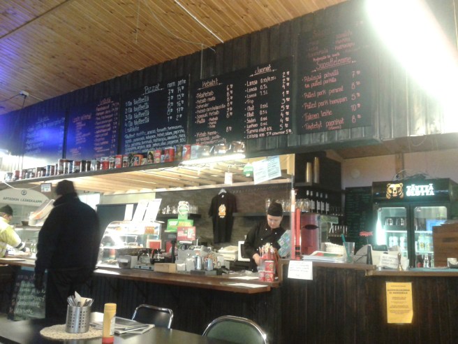 Här köper man allt från lunch till öl och skraplotter. Observera den fina griffeltavlan med menyn och priserna.