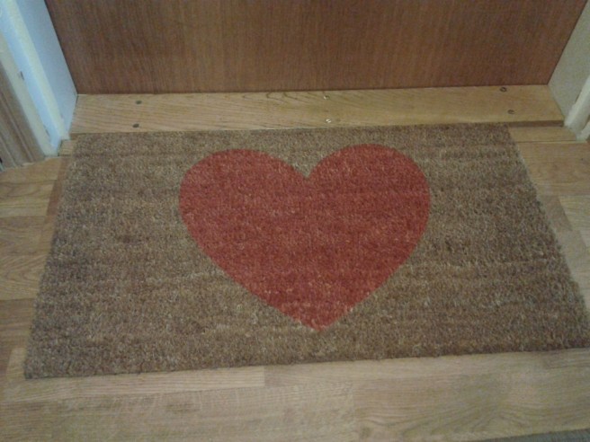 Välkomna hem till mig. Ny dörrmatta. Men borde hjärtat vara svängt åt andra hållet? Åsikter? För mig känns det mest naturligt att ha mattan så här.