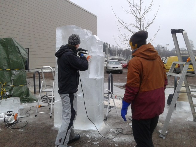 Vi startade shoppingrundan vid Konstfabriken och kunde där beundra män som skapade iskonst.