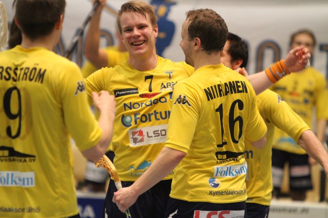 Tvåmålsskytten Jere Jokinen gratuleras av lagkompisarna.