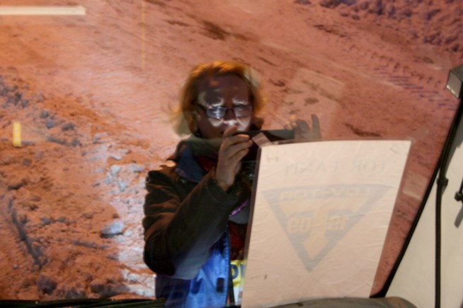 Min väninnna Marina förevigar supporterskylten i bussens fönster strax innan start.