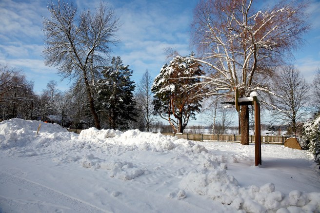 Här spelar man basket då snön smultit.