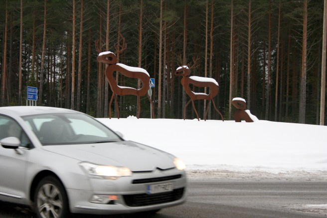 Det rådde delade meningar om vilka djur konstverken i rondellen föreställer. Jag ville ju se renar :-) ... men det är väl älgar eftersom vi är i Hirvaskangas.