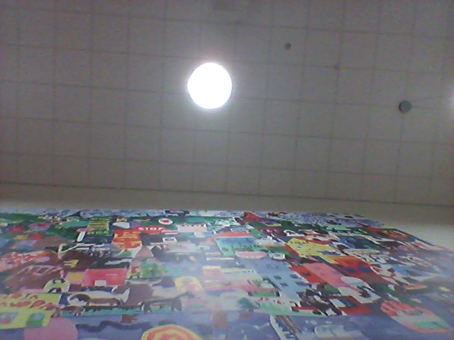 Väggen bakom mig och lampan i taket.