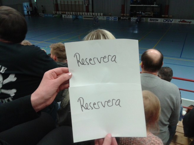 Lappar hade placerats ut på några bänkrader där vi från Lovisa skulle sitta.